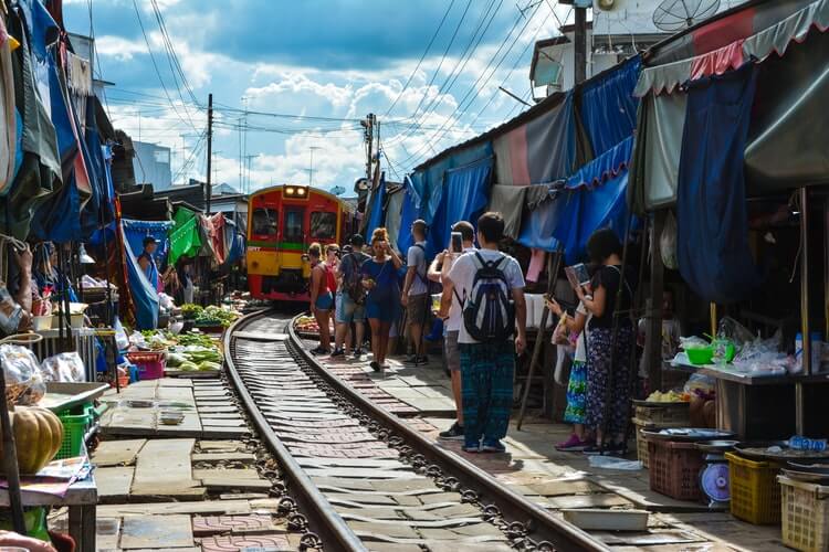 bangkok-mercati-da-non-perdere-mercato-treno-mercato-galleggiante